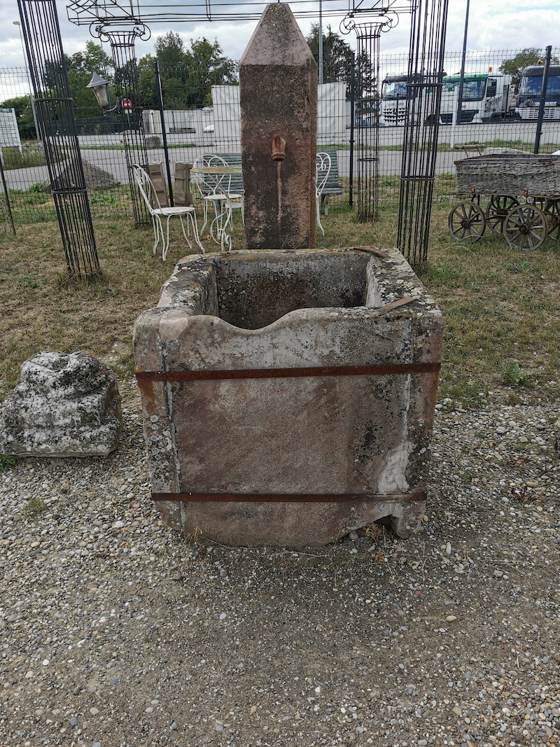 Sehr alter historischer quadratischer Brunnen eine absolute Rarität