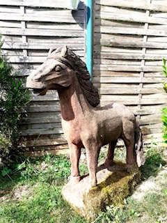 Seltenes Pony aus Rotsandstein